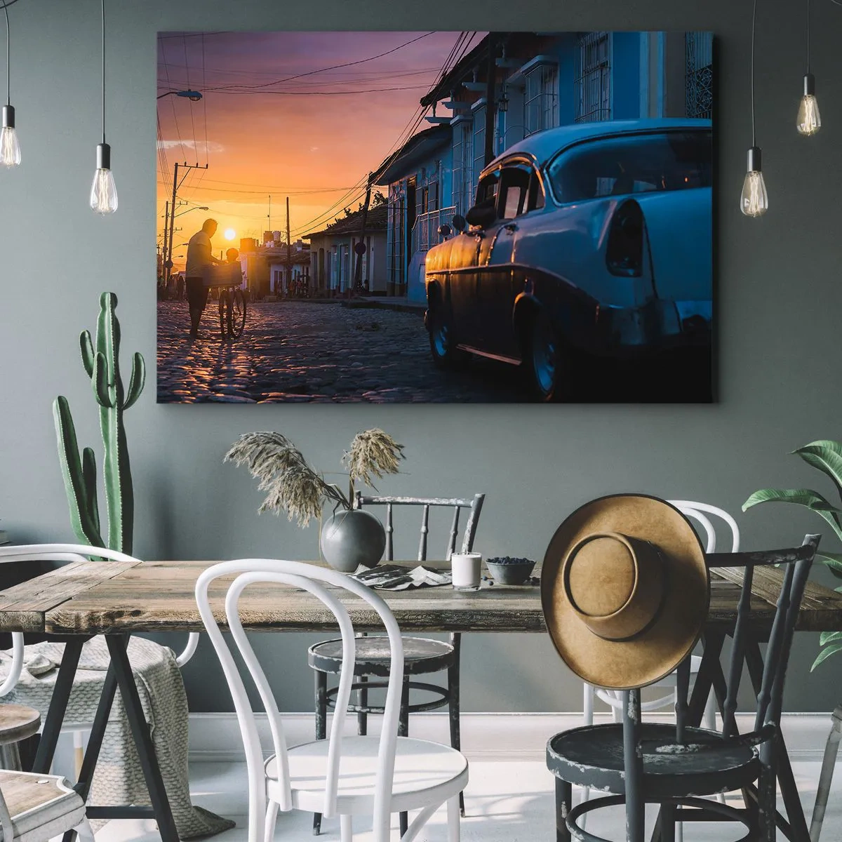 Impression sur toile - Image sur toile - Voiture et vélo rétro dans la rue à la lumière du soleil couchant - 100x70cm - Ici, le temps ralentit - Décoration murale moderne pour le salon et la chambre ARTTOR
