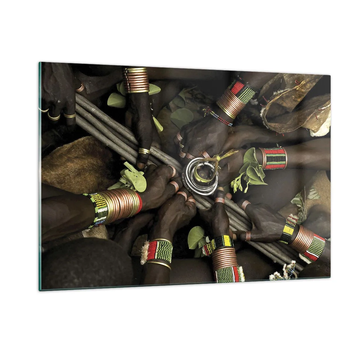 Impression sur verre - Image sur verre - Mains avec des bracelets tenant un récipient dans un geste rituel - 120x80cm - Nous sommes ensemble - Décoration murale moderne pour le salon et la chambre ARTTOR