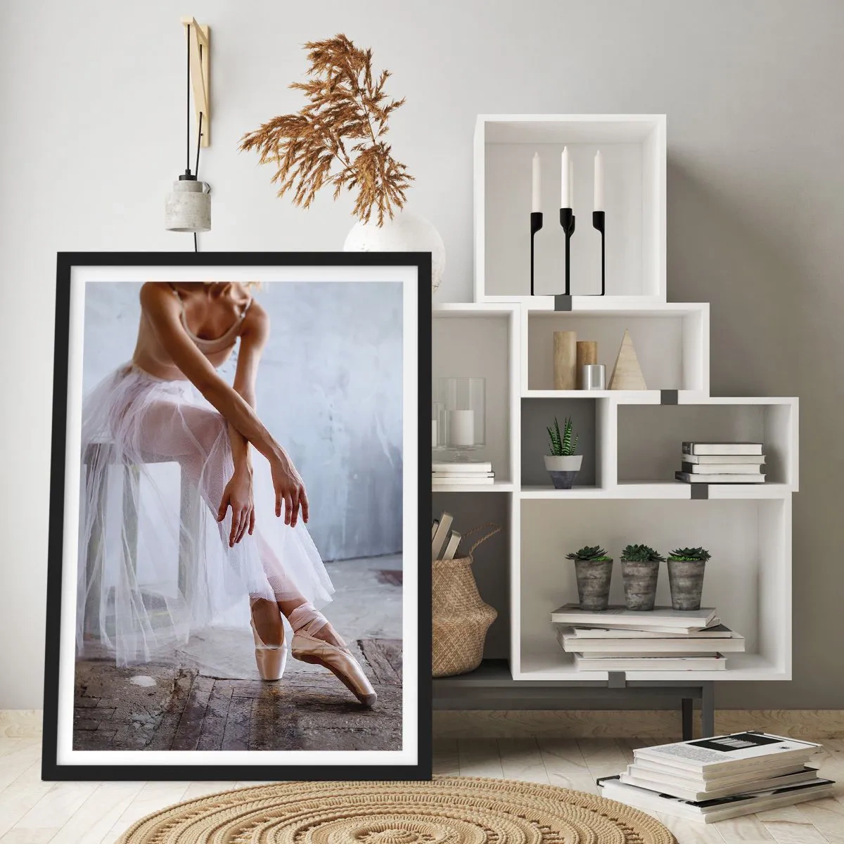 Affiche dans un cadre noir - Poster - Une ballerine dans une pose délicate sur un fond industriel - 50x70cm - Avant que les lumières de la rampe ne clignotent - Décoration murale moderne pour le salon et la chambre ARTTOR