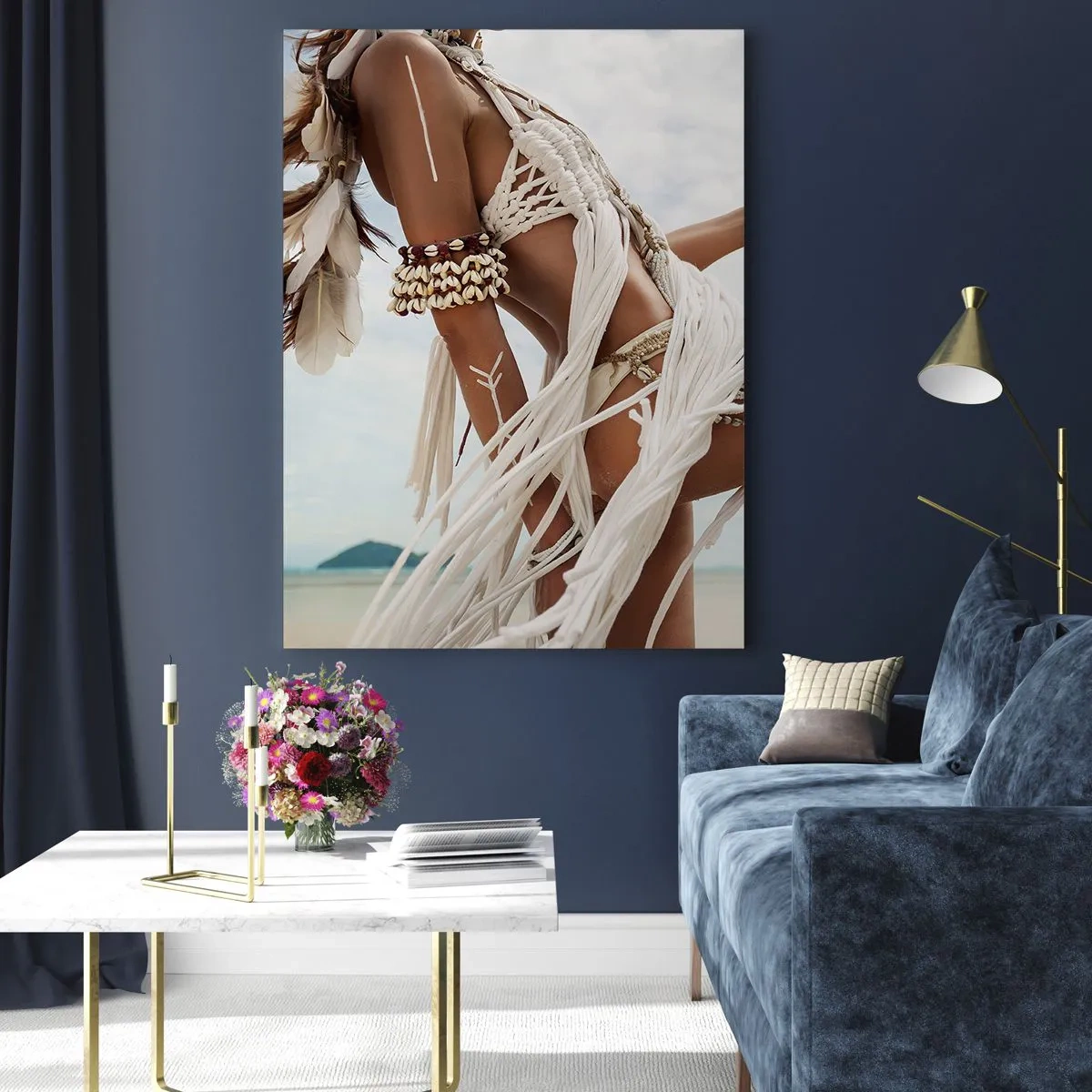 Impression sur verre - Image sur verre - Une femme en vêtements ethniques avec des coquillages et un bâton sur la plage. - 50x70cm - Prêtresse du soleil - Décoration murale moderne pour le salon et la chambre ARTTOR