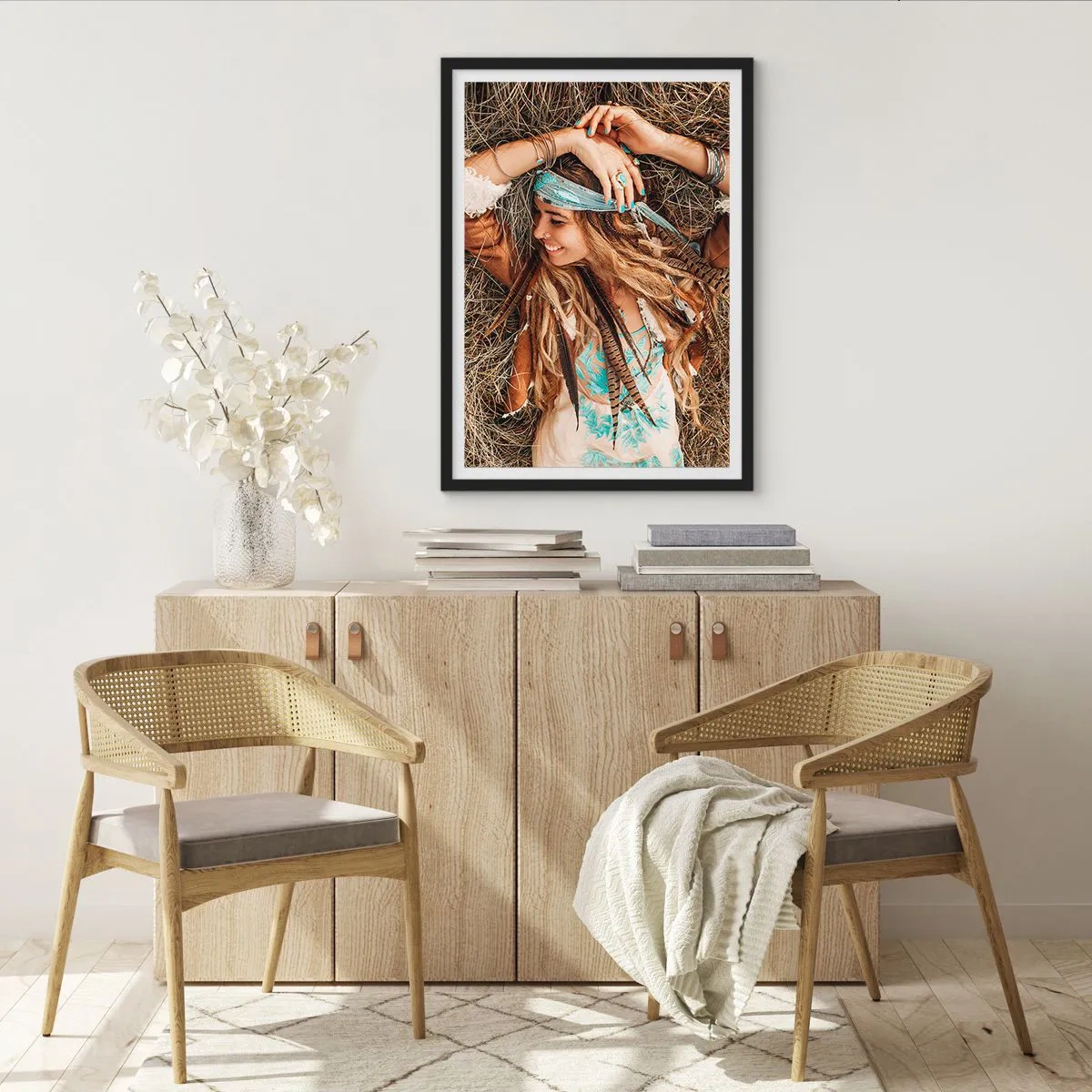 Affiche dans un cadre noir - Poster - Une femme de style bohème avec des dreadlocks et des ornements sur un fond d'herbe sèche. - 50x70cm - En route vers les années d'amour - Décoration murale moderne pour le salon et la chambre ARTTOR