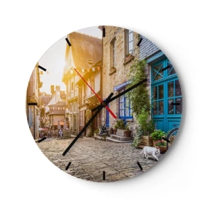 Horloge murale - Pendule murale - Une rue charmante avec des immeubles, des fleurs et un chien blanc - 30x30cm - Aux confins du monde - Décoration murale moderne pour le salon, la cuisine et la chambre ARTTOR