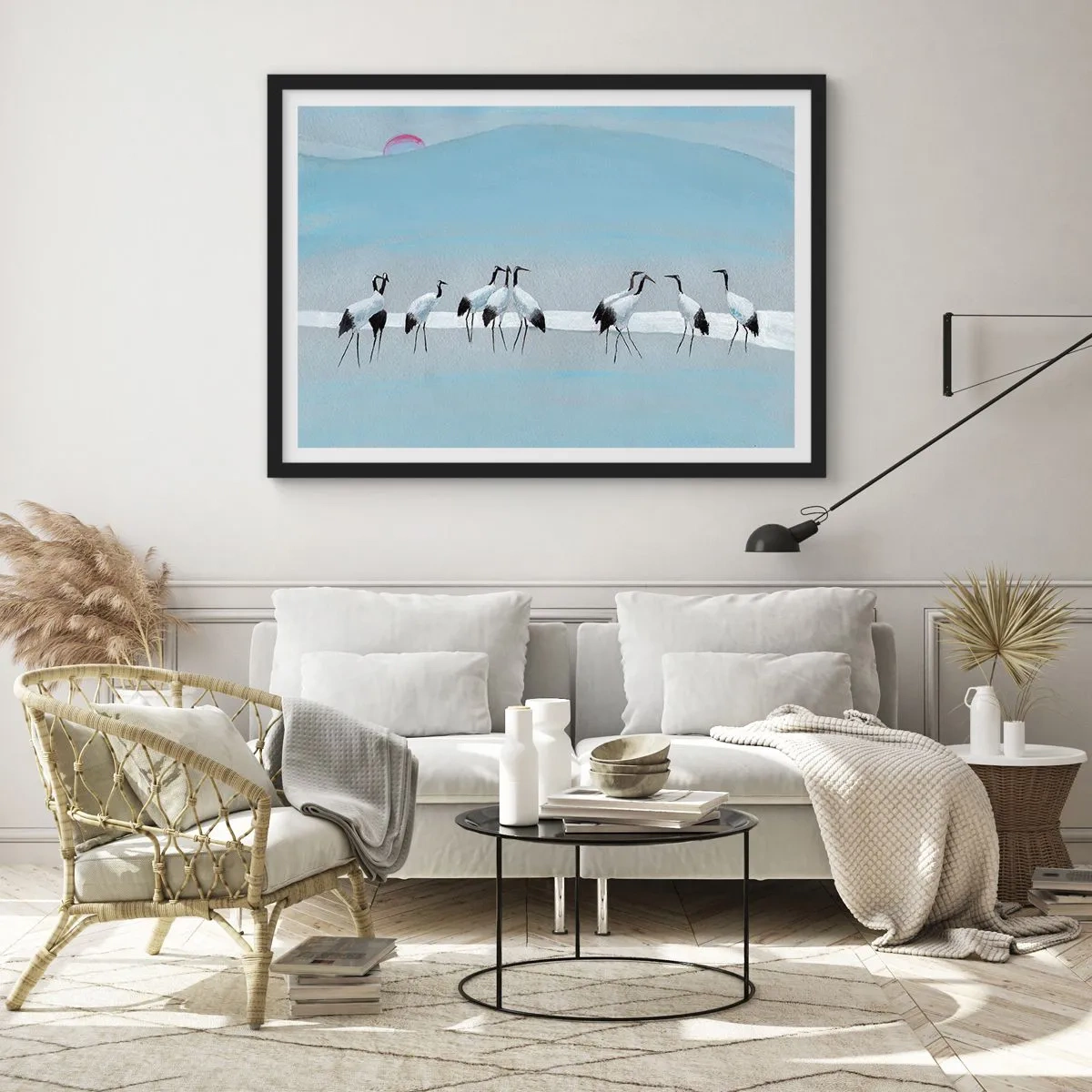 Affiche dans un cadre noir - Poster - Un groupe de grues contre un ciel bleu et le soleil levant - 70x50cm - Après une chaude journée - Décoration murale moderne pour le salon et la chambre ARTTOR