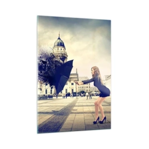 Impression sur verre - Image sur verre - Une femme avec un parapluie sur fond de place de la ville dans une composition artistique - 50x70cm - Il y a un tel vent… - Décoration murale moderne pour le salon et la chambre ARTTOR