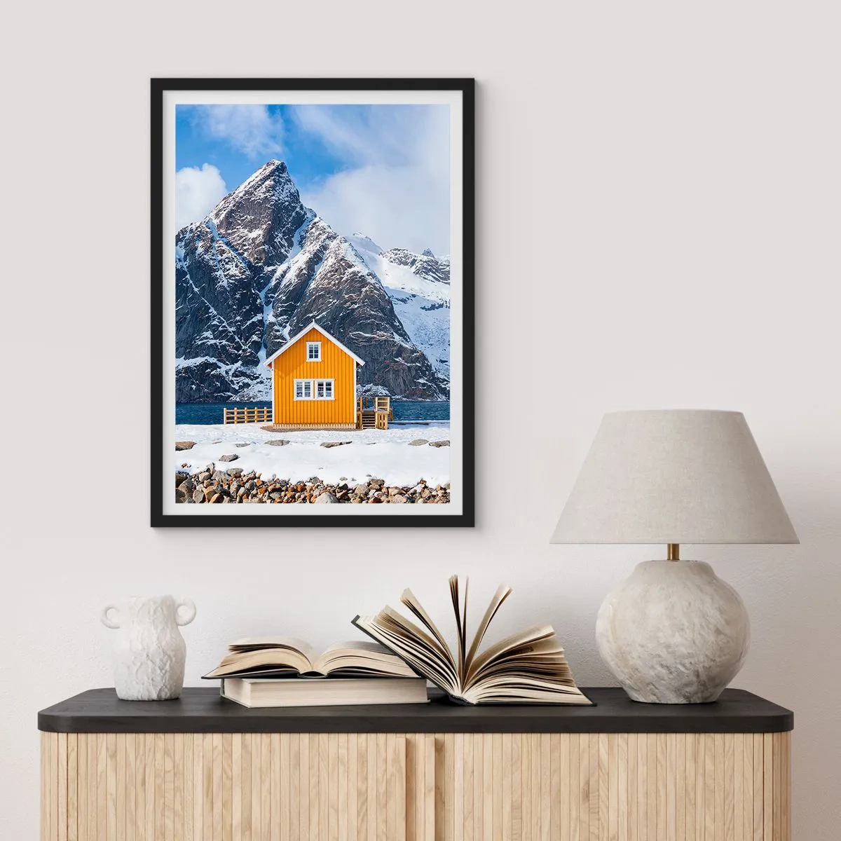 Affiche dans un cadre noir - Poster - Une maison jaune sur fond de montagnes enneigées - 50x70cm - Vacances scandinaves - Décoration murale moderne pour le salon et la chambre ARTTOR