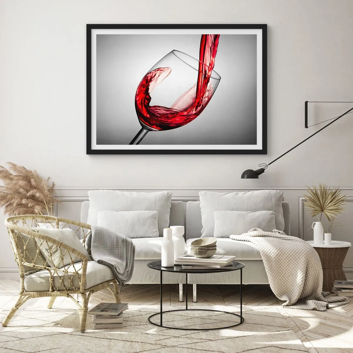 Affiche dans un cadre noir - Poster - Un verre de vin rouge versé sur un fond clair - 70x50cm - Nuance - mouvement - son - Décoration murale moderne pour le salon et la chambre ARTTOR