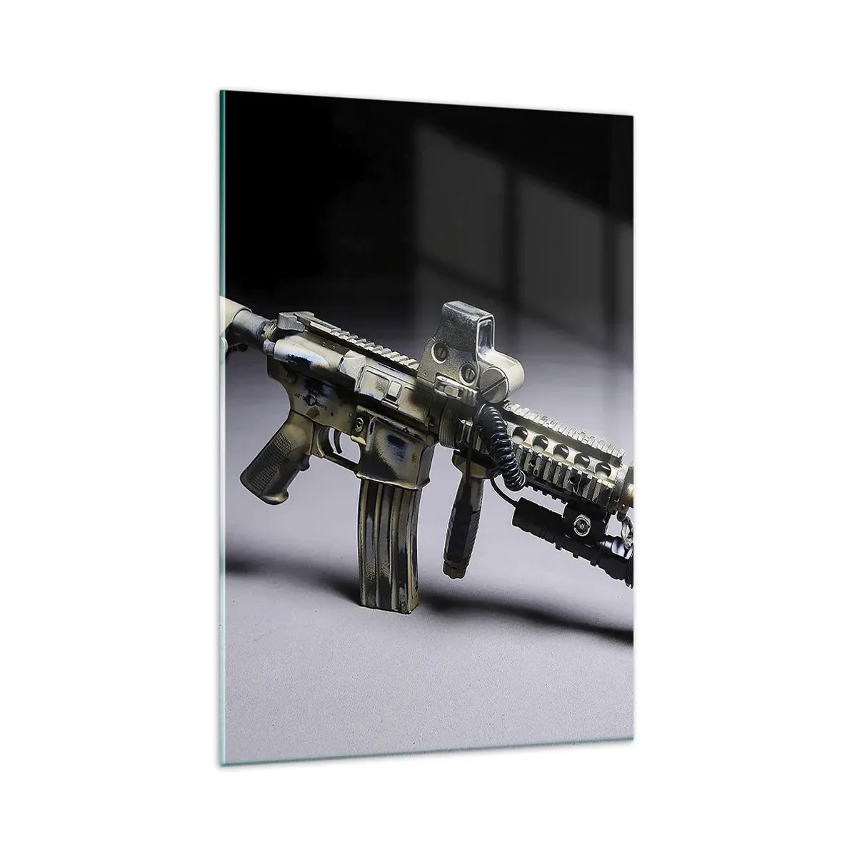 Impression sur verre - Image sur verre - Arme moderne de couleur camouflage sur fond sombre - 80x120cm - Toujours menaçant - Décoration murale moderne pour le salon et la chambre ARTTOR