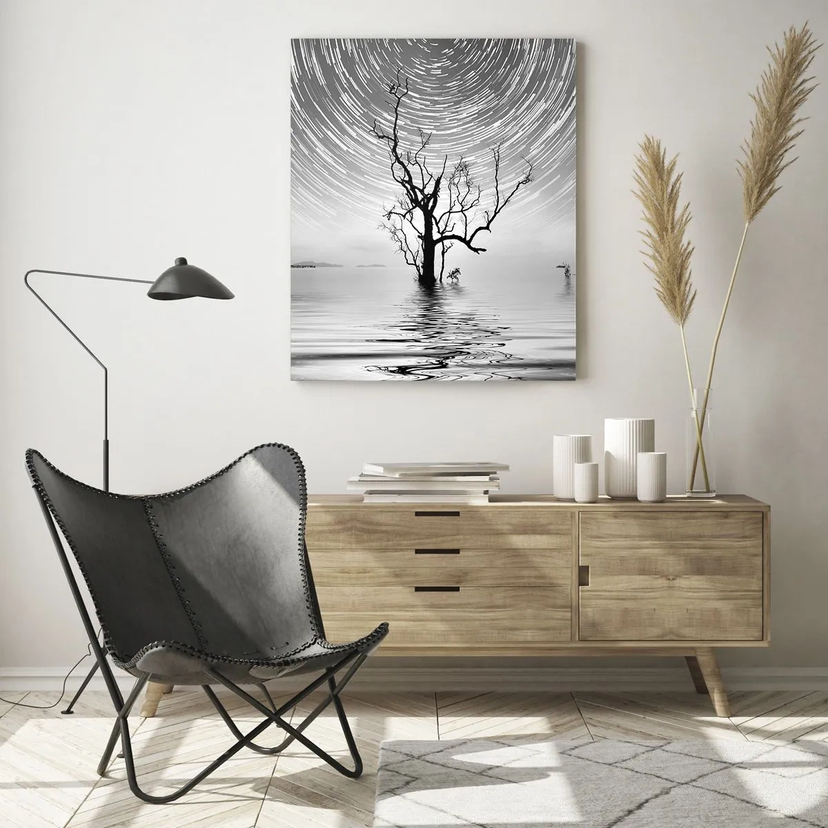 Impression sur verre - Image sur verre - Paysage noir et blanc avec un arbre et des traînées d'étoiles - 50x70cm - La symphonie de la nature - Décoration murale moderne pour le salon et la chambre ARTTOR