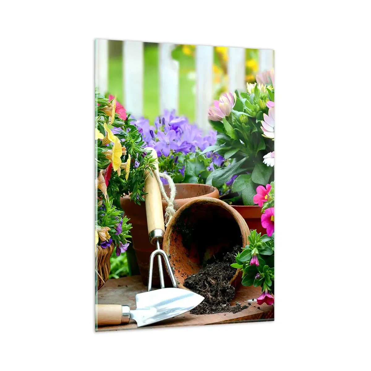 Impression sur verre - Image sur verre - Fleurs colorées dans des pots avec des outils de jardinage sur la table - 80x120cm - Le jardin de Zosia - Décoration murale moderne pour le salon et la chambre ARTTOR