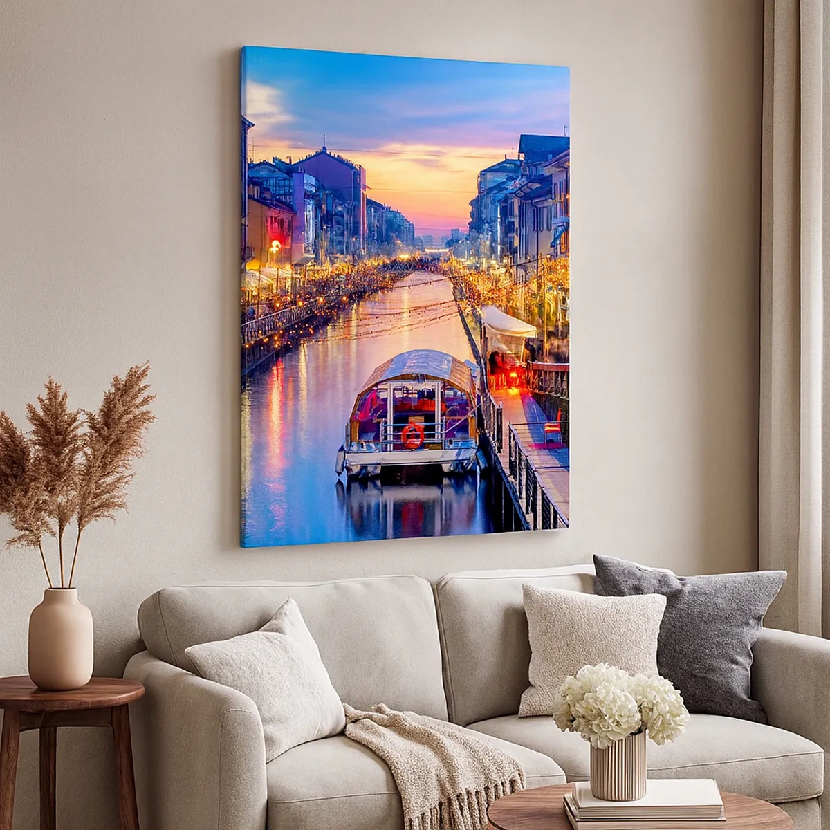 Impression sur toile - Image sur toile - Un canal éclairé entouré de bâtiments colorés - 50x70cm - Soirée de lumière et de jeu - Décoration murale moderne pour le salon et la chambre ARTTOR