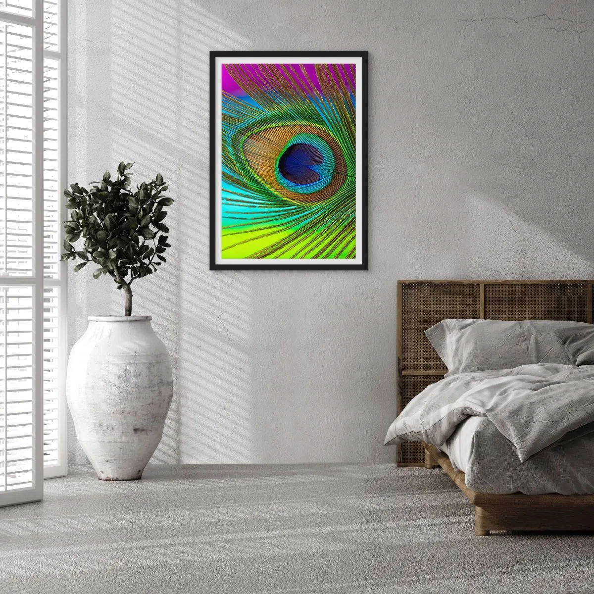 Affiche dans un cadre noir - Poster - Détail d'une plume de paon aux couleurs intenses - 50x70cm - Les yeux dans les yeux - Décoration murale moderne pour le salon et la chambre ARTTOR
