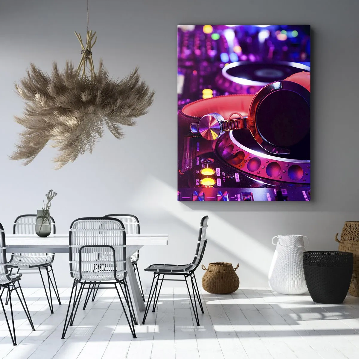 Impression sur toile - Image sur toile - Casque DJ sur une console avec éclairage néon - 70x100cm - Avant que le plaisir ne commence - Décoration murale moderne pour le salon et la chambre ARTTOR