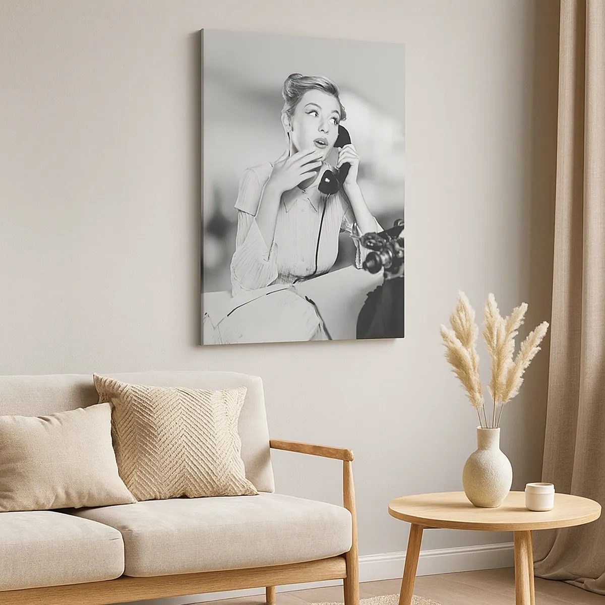 Impression sur toile - Image sur toile - Une femme parlant au téléphone devant une machine à écrire - 50x70cm - Hello! Ici les années 50 - Décoration murale moderne pour le salon et la chambre ARTTOR