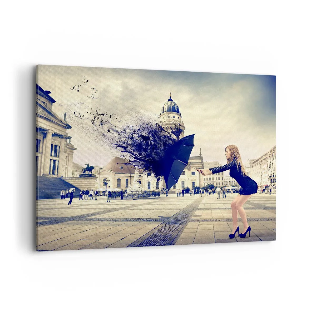 Impression sur toile - Image sur toile - Une femme avec un parapluie dans une composition artistique sur fond urbain - 100x70cm - Il y a un tel vent… - Décoration murale moderne pour le salon et la chambre ARTTOR