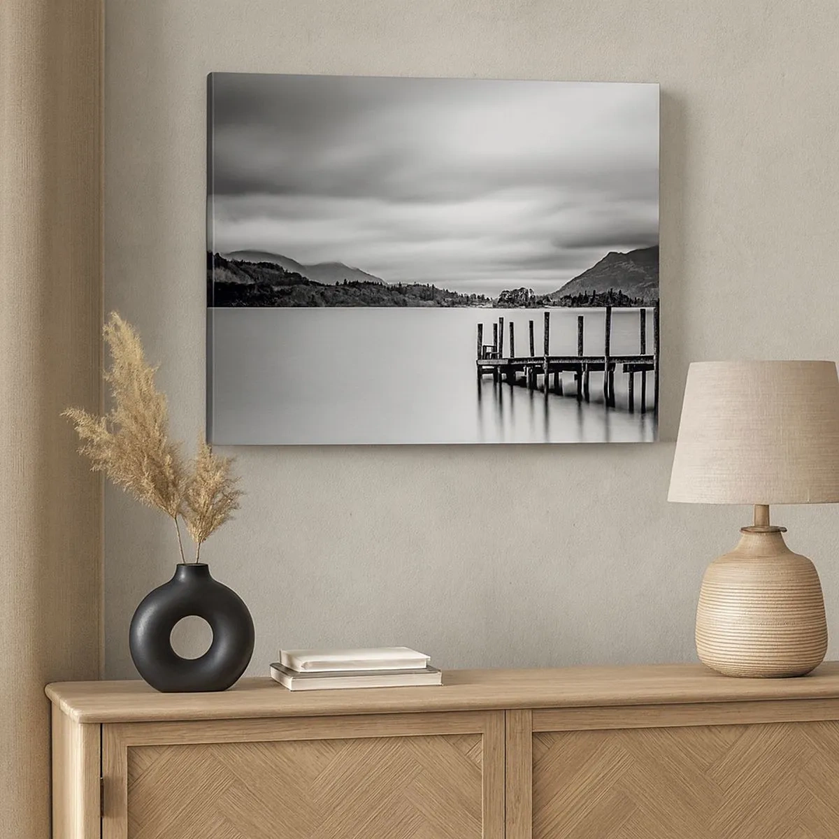 Impression sur toile - Image sur toile - Paysage noir et blanc avec une jetée sur un lac - 70x50cm - Douceur et force - Décoration murale moderne pour le salon et la chambre ARTTOR