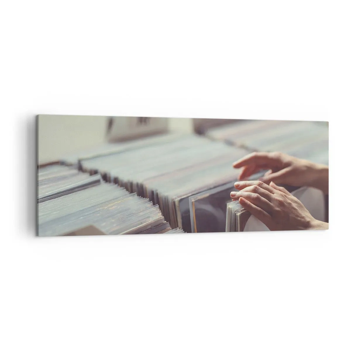 Impression sur toile - Image sur toile - Mains regardant à travers une collection de vinyles - 140x50cm - A la recherche d'émotions - Décoration murale moderne pour le salon et la chambre ARTTOR