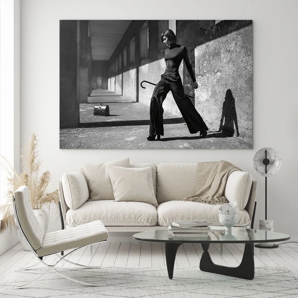 Impression sur verre - Image sur verre - Photographie en noir et blanc d'une femme en tenue élégante dans un cadre urbain. - 100x70cm - Élégance urbaine - Décoration murale moderne pour le salon et la chambre ARTTOR