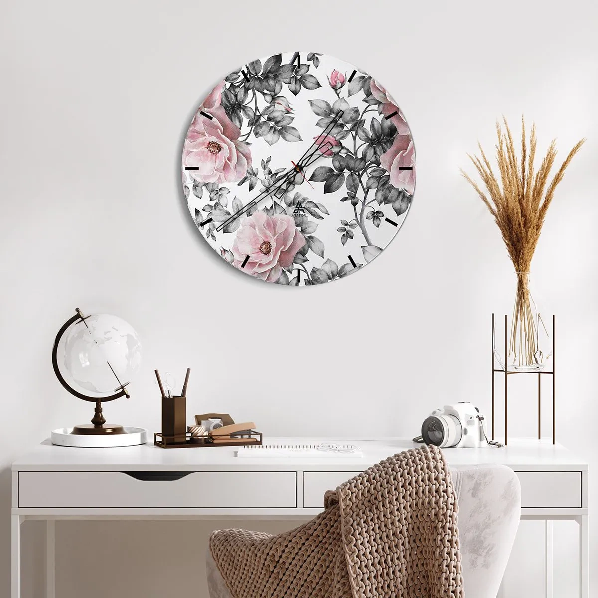 Horloge murale - Pendule murale - Roses roses avec des feuilles noires et blanches - 30x30cm - Se perdre dans les fleurs des roses - Décoration murale moderne pour le salon, la cuisine et la chambre ARTTOR