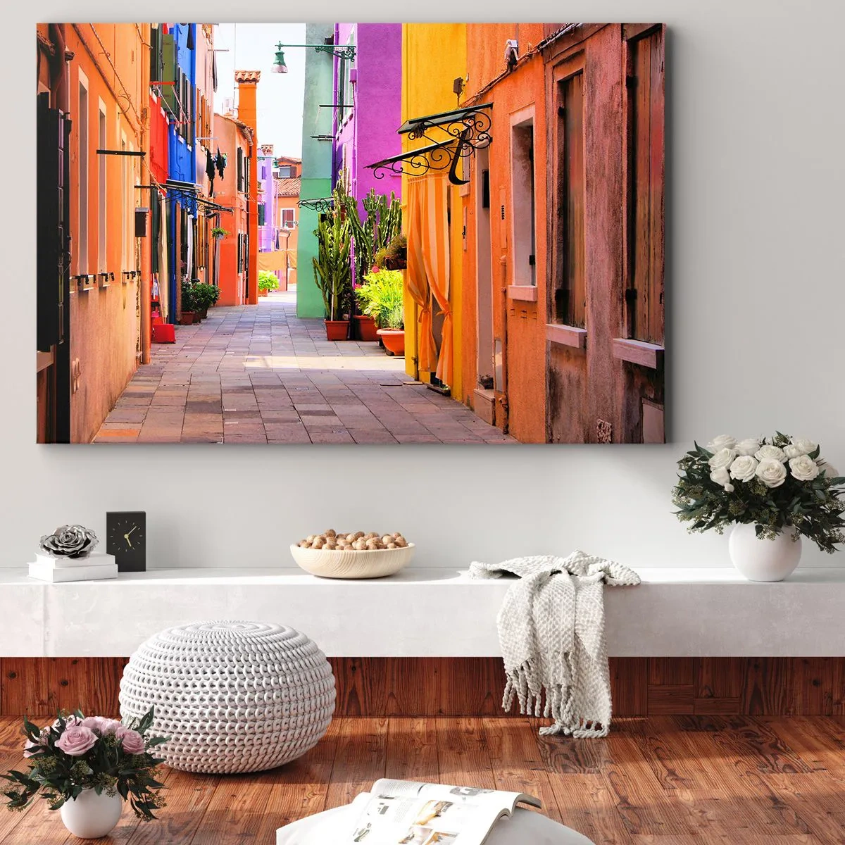 Impression sur toile - Image sur toile - Une rue colorée avec des immeubles aux tons clairs - 70x50cm - Allée arc-en-ciel - Décoration murale moderne pour le salon et la chambre ARTTOR