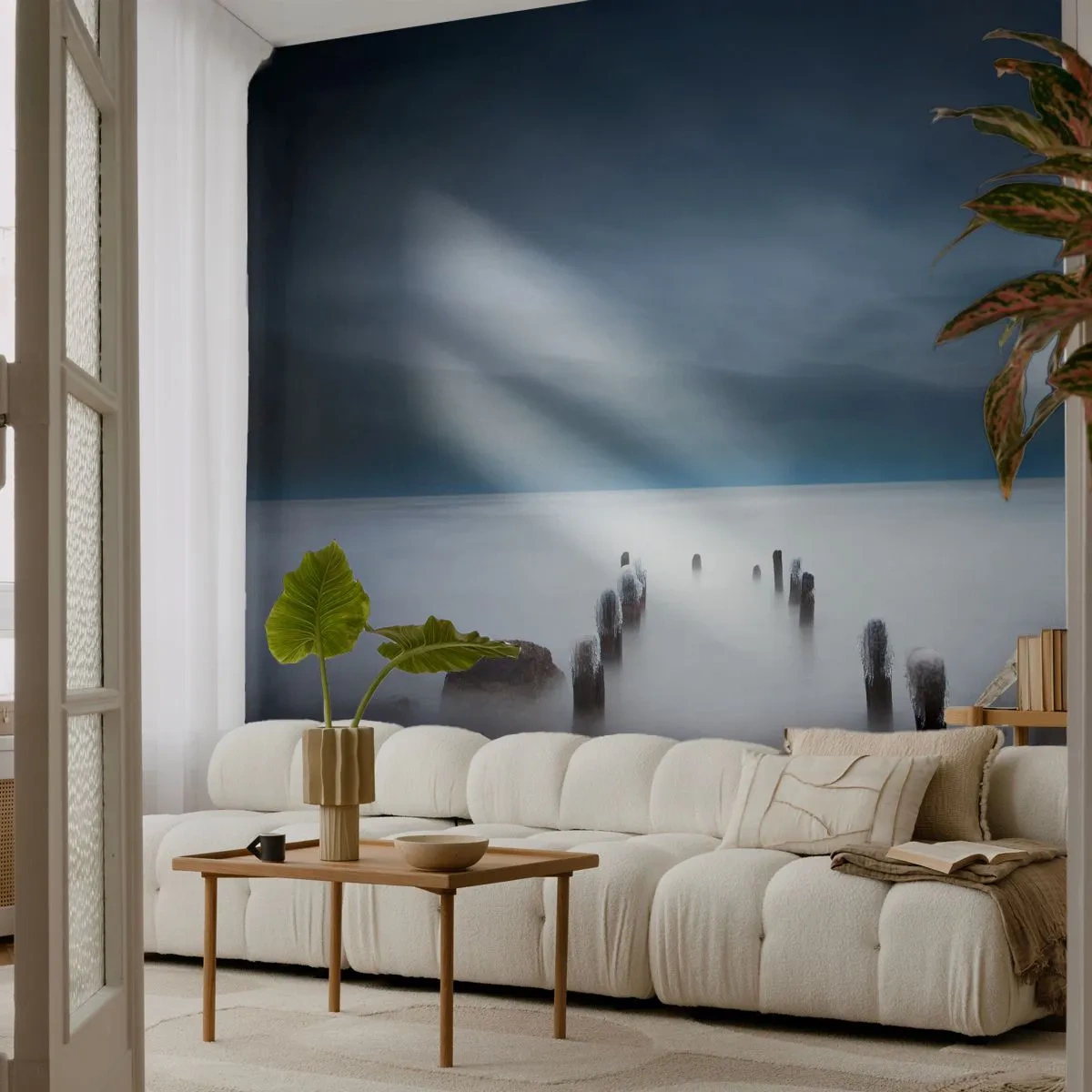 Papier Peint Photo Premium Sand - Un paysage brumeux avec des pilotis en bois submergés sur l'eau - 100x70cm - Lac pensif - Décoration murale moderne pour le salon et la chambre ARTTOR