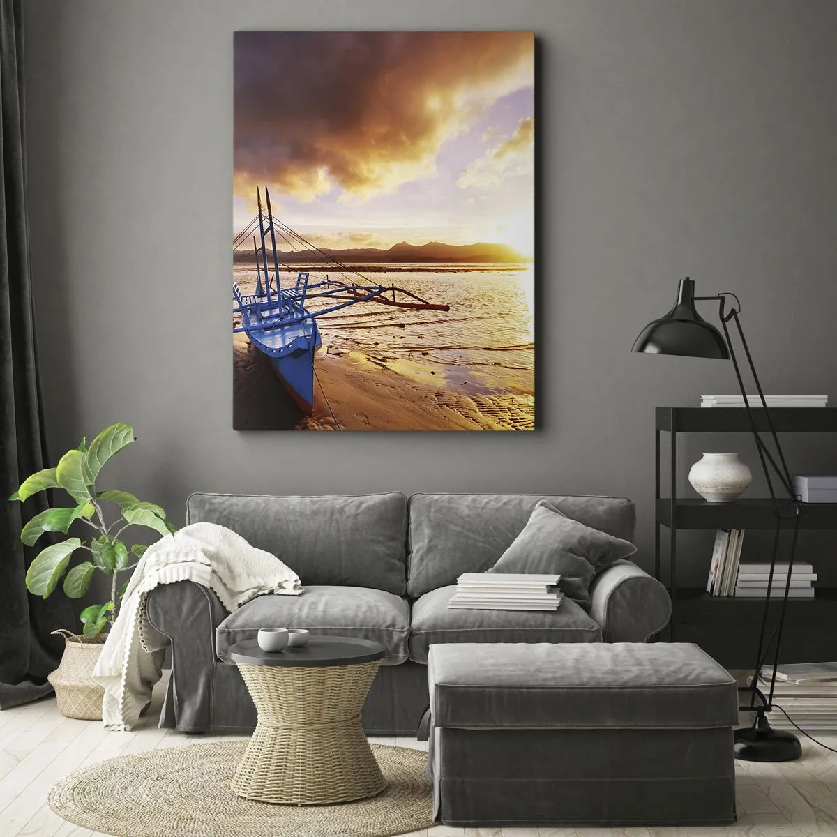 Impression sur toile - Image sur toile - Bateau bleu sur la plage au coucher du soleil - 50x70cm - Allongez-vous dans le sable après une longue journée - Décoration murale moderne pour le salon et la chambre ARTTOR