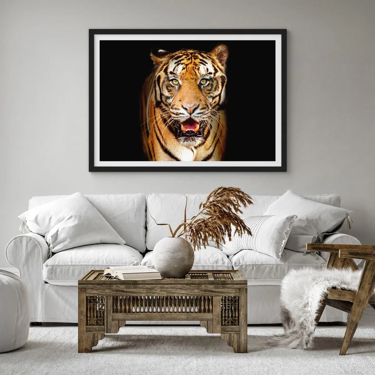 Affiche dans un cadre noir - Poster - Un tigre avec la gueule ouverte sur un fond noir - 100x70cm - Le coeur sauvageon - Décoration murale moderne pour le salon et la chambre ARTTOR