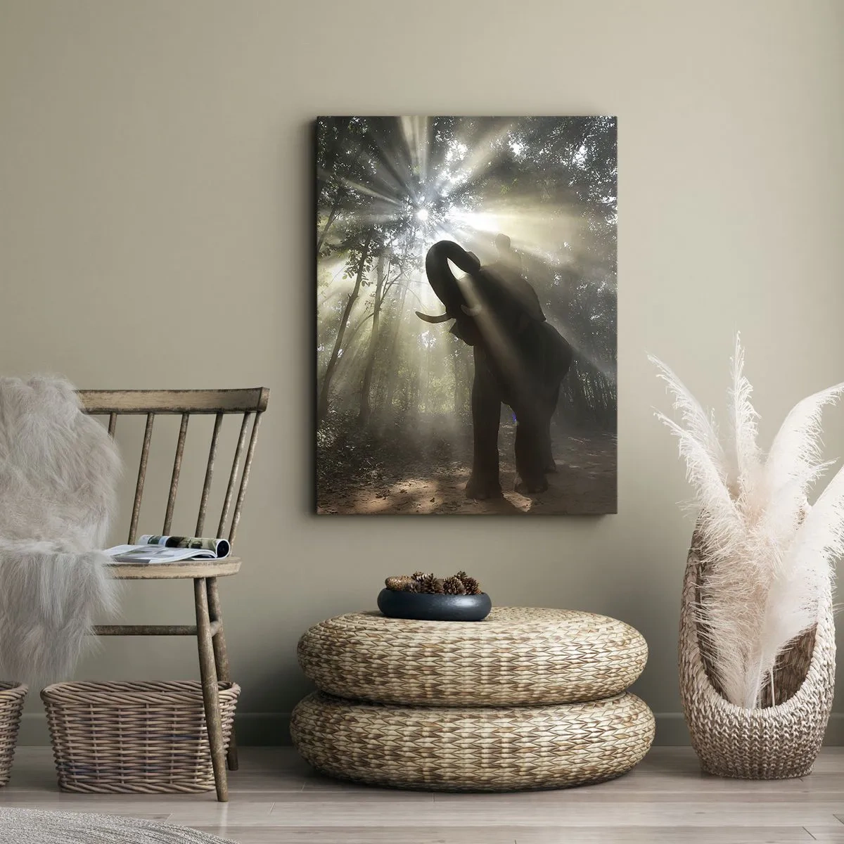 Impression sur toile - Image sur toile - Un éléphant dans la forêt entouré de rayons de lumière dans la brume matinale - 80x120cm - Sous la bonne étoile - Décoration murale moderne pour le salon et la chambre ARTTOR
