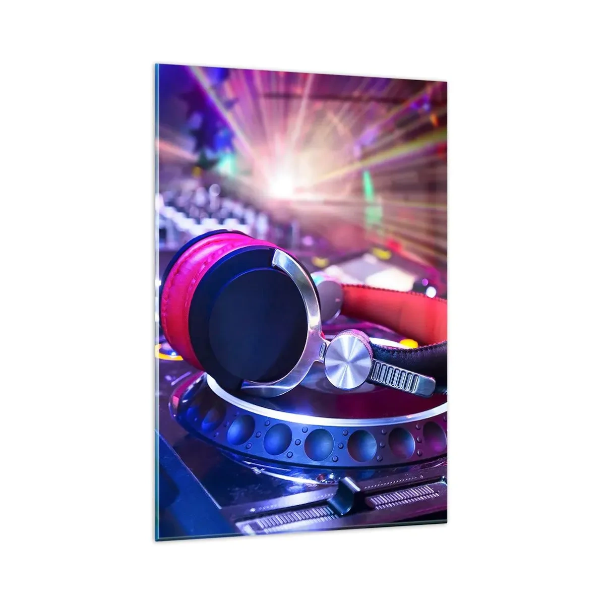 Impression sur verre - Image sur verre - Casque DJ sur une console éclairée par des projecteurs lors d'une fête - 80x120cm - Il va s'en passer des choses - Décoration murale moderne pour le salon et la chambre ARTTOR