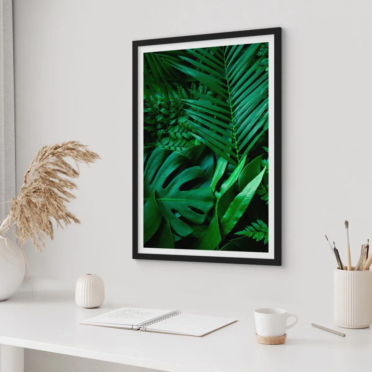 Affiche dans un cadre noir - Poster - La fougère verte et les feuilles de palmier créent un motif tropical - 50x70cm - Emmitouflé de verdure - Décoration murale moderne pour le salon et la chambre ARTTOR