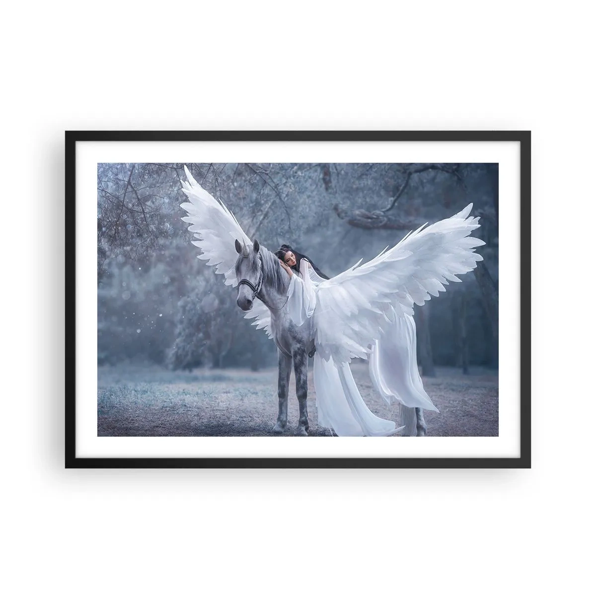 Affiche dans un cadre noir - Poster - Une femme sur un cheval blanc avec des ailes dans une forêt magique - 70x50cm - Un moment inspiré - Décoration murale moderne pour le salon et la chambre ARTTOR