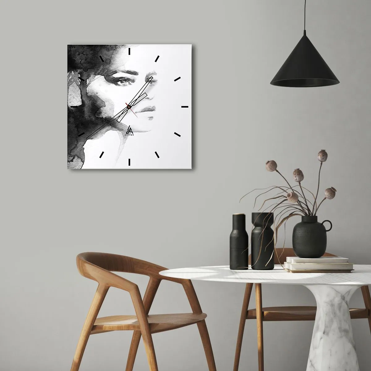 Horloge murale - Pendule murale - Un portrait subtil d'une femme dans des tons de noir et blanc - 30x30cm - Fait de mystère et de brouillard - Décoration murale moderne pour le salon et la chambre ARTTOR
