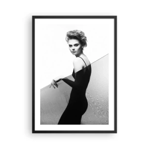Affiche dans un cadre noir - Poster - Une femme en robe noire sur fond de paysage désertique - 50x70cm - Regard magnétique - Décoration murale moderne pour le salon et la chambre ARTTOR