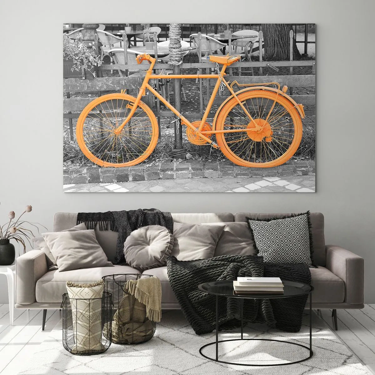Impression sur verre - Image sur verre - Illustration d'un vélo peint en orange sur un fond noir et blanc. - 70x50cm - Allez, je vais attendre ici - Décoration murale moderne pour le salon et la chambre ARTTOR