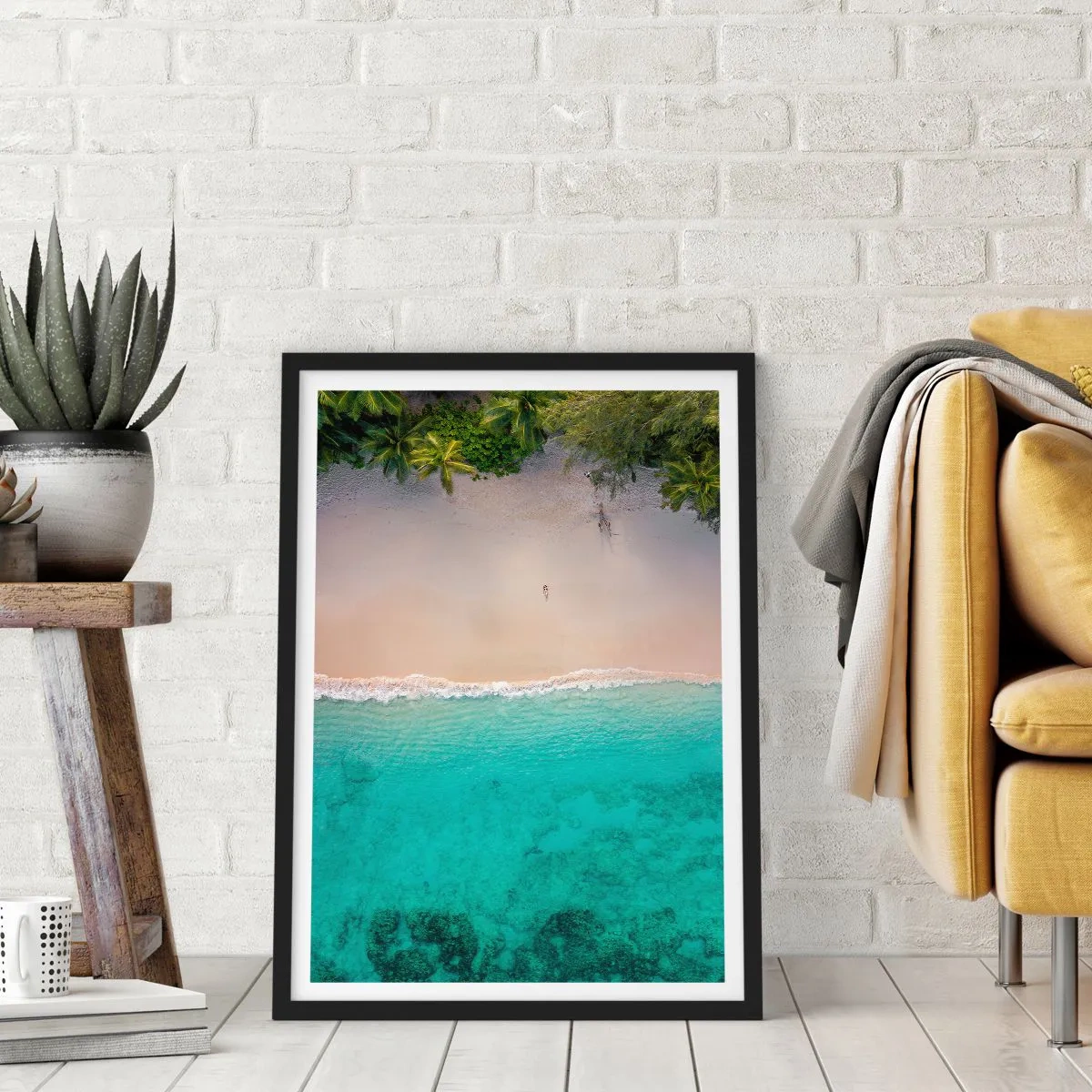 Affiche dans un cadre noir - Poster - Vue aérienne de la plage avec eau turquoise et palmiers - 50x70cm - Plage paradisiaque - Décoration murale moderne pour le salon et la chambre ARTTOR