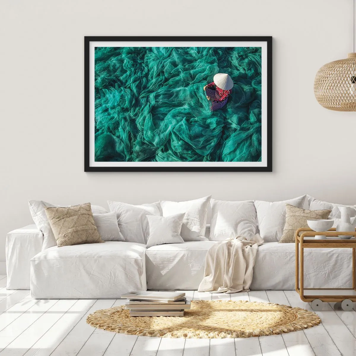 Affiche dans un cadre noir - Poster - Une personne avec un chapeau parmi des filets de pêche verts - 100x70cm - Dans une mer de filet - Décoration murale moderne pour le salon et la chambre ARTTOR