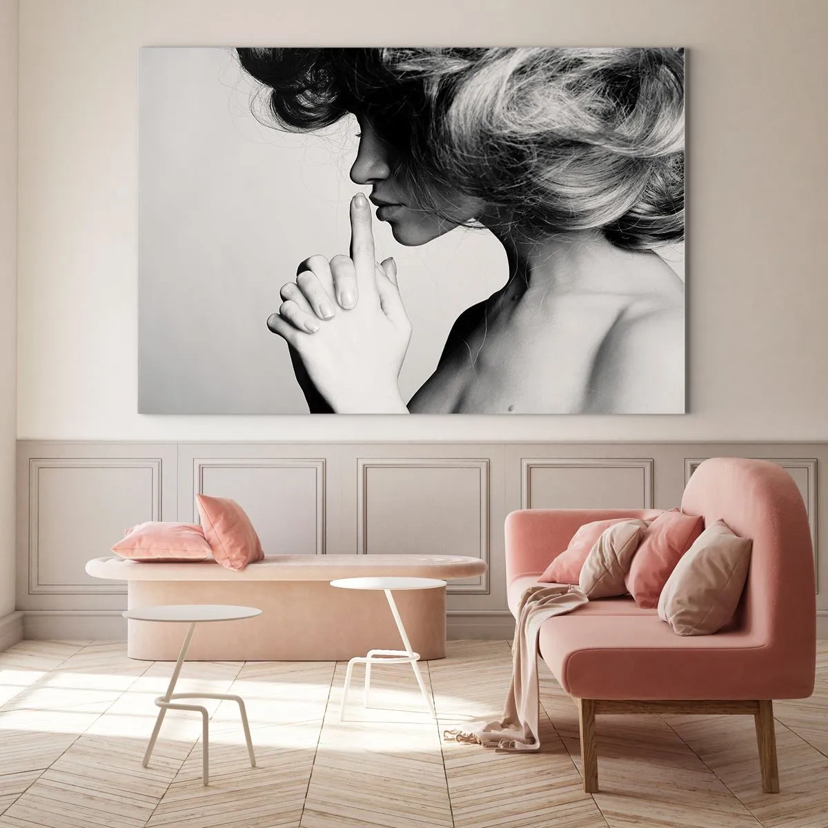 Impression sur verre - Image sur verre - Une femme sur une photographie en noir et blanc faisant un geste pour le silence - 70x50cm - A l'écoute d'elle-même - Décoration murale moderne pour le salon et la chambre ARTTOR