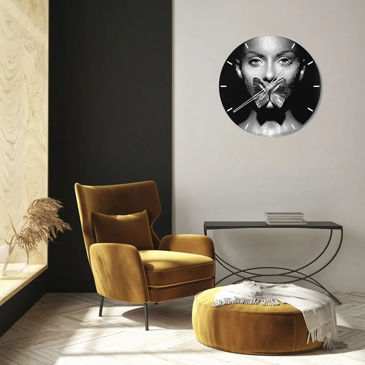 Horloge murale - Pendule murale - Visage de femme en noir et blanc avec un papillon sur les lèvres - 30x30cm - Baiser papillon - Décoration murale moderne pour le salon, la cuisine et la chambre ARTTOR