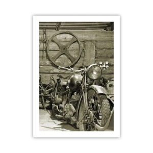 Affiche - Poster - Une vieille moto dans un hangar en bois avec une roue en arrière-plan - 50x70cm - Dans le hangar de l'oncle Władek - Décoration murale moderne pour le salon et la chambre ARTTOR