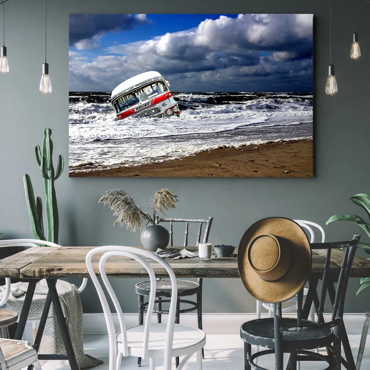 Impression sur toile - Image sur toile - Un bus coulé sur la plage au milieu des vagues et d'une mer agitée - 100x70cm - Et qu'est-ce qui vous étonne ? - Décoration murale moderne pour le salon et la chambre ARTTOR