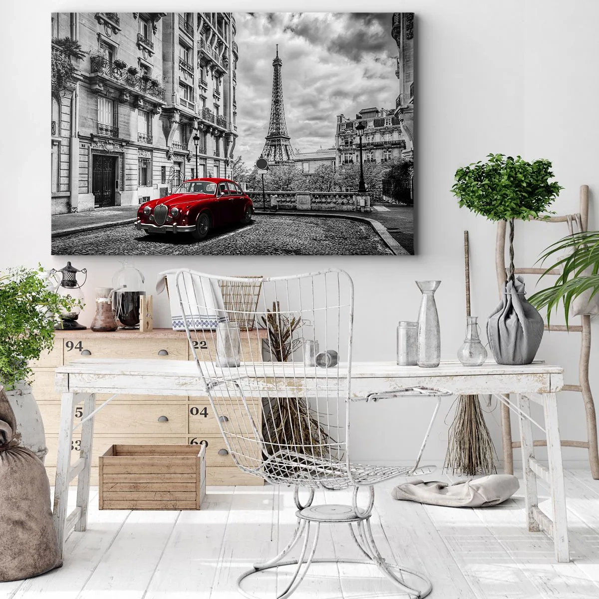 Impression sur toile - Image sur toile - Une voiture rouge avec la Tour Eiffel en arrière-plan dans un décor noir et blanc - 100x70cm - Prédateur dans la ville - Décoration murale moderne pour le salon et la chambre ARTTOR