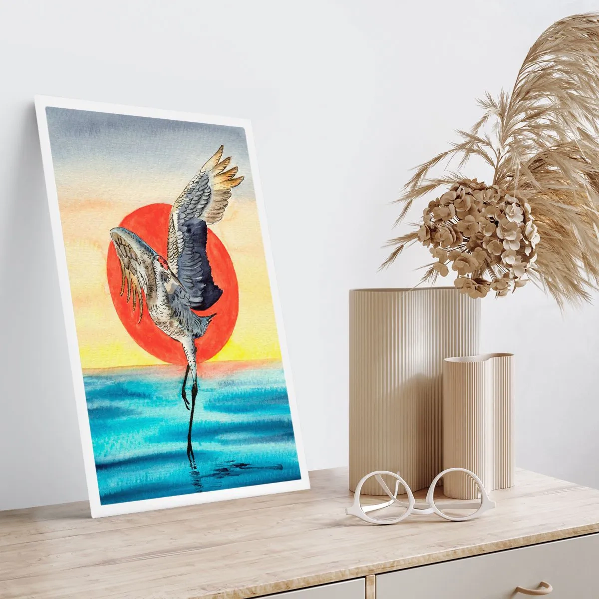 Affiche - Poster - Une grue planant au-dessus de l'eau contre un soleil rouge - 50x70cm - Il est temps de rentrer - Décoration murale moderne pour le salon et la chambre ARTTOR
