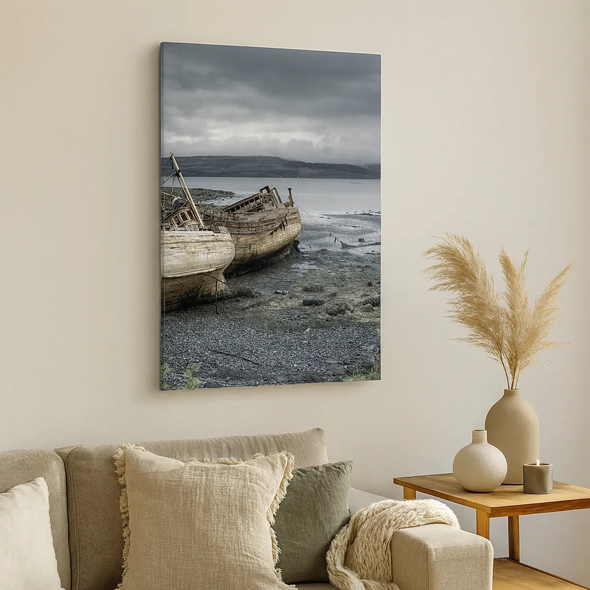 Impression sur toile - Image sur toile - Bateaux abandonnés sur le rivage dans une scène pluvieuse - 50x70cm - "En signe d'épreuves difficile" - Décoration murale moderne pour le salon et la chambre ARTTOR