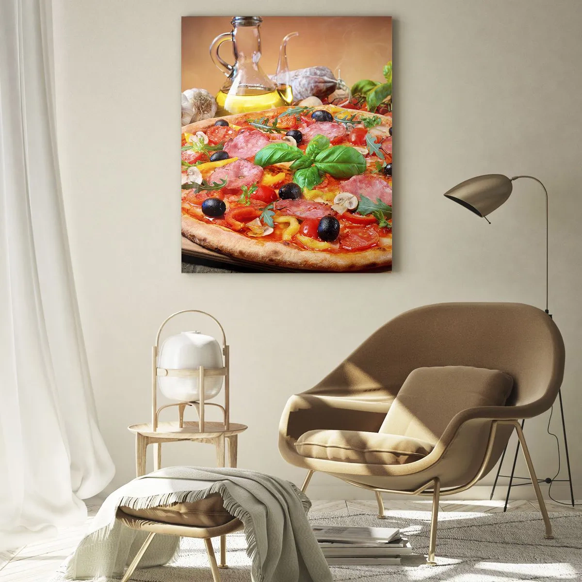 Impression sur verre - Image sur verre - Pizza avec garnitures sur une table en bois avec de l'huile d'olive et des épices - 50x70cm - Avec une vraie saveur italienne - Décoration murale moderne pour le salon et la chambre ARTTOR