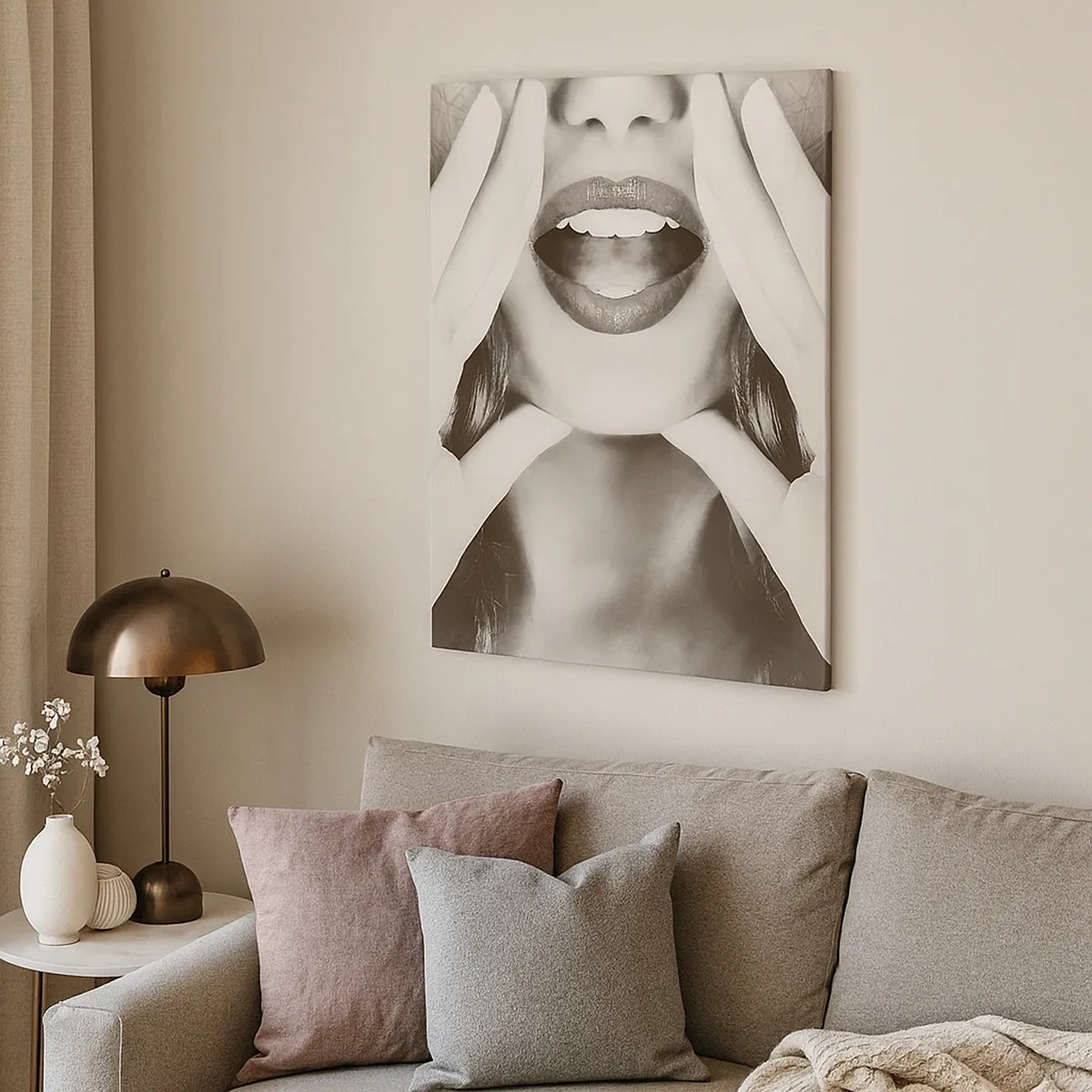 Impression sur toile - Image sur toile - Portrait noir et blanc d'une femme aux lèvres et aux mains expressives - 50x70cm - J'arrive! - Décoration murale moderne pour le salon et la chambre ARTTOR