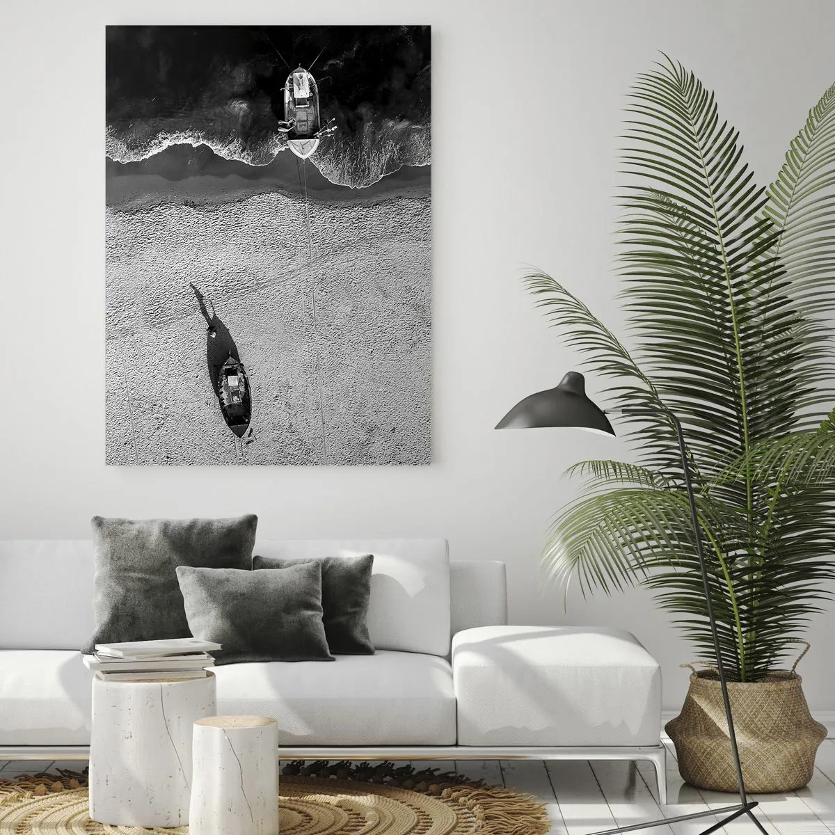Impression sur verre - Image sur verre - Bateaux noirs et blancs et leurs ombres sur une plage de sable vue d'en haut - 50x70cm - Toujours sur le rivage… - Décoration murale moderne pour le salon et la chambre ARTTOR