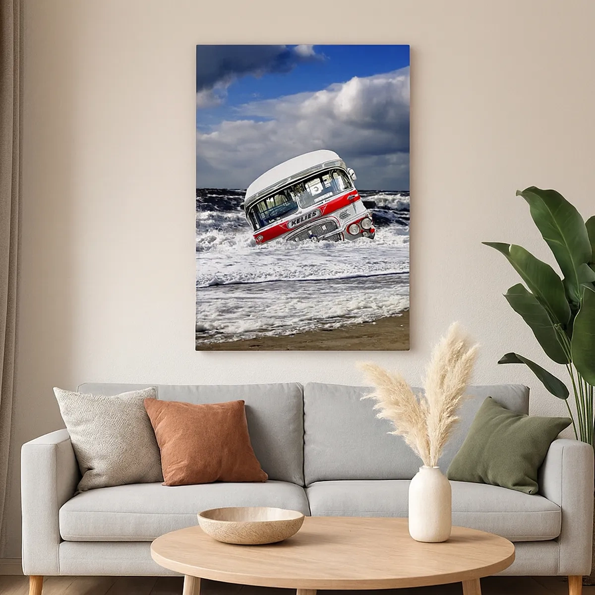 Impression sur toile - Image sur toile - Un bus coulé sur la plage au milieu des vagues et d'une mer agitée - 50x70cm - Et qu'est-ce qui vous étonne ? - Décoration murale moderne pour le salon et la chambre ARTTOR