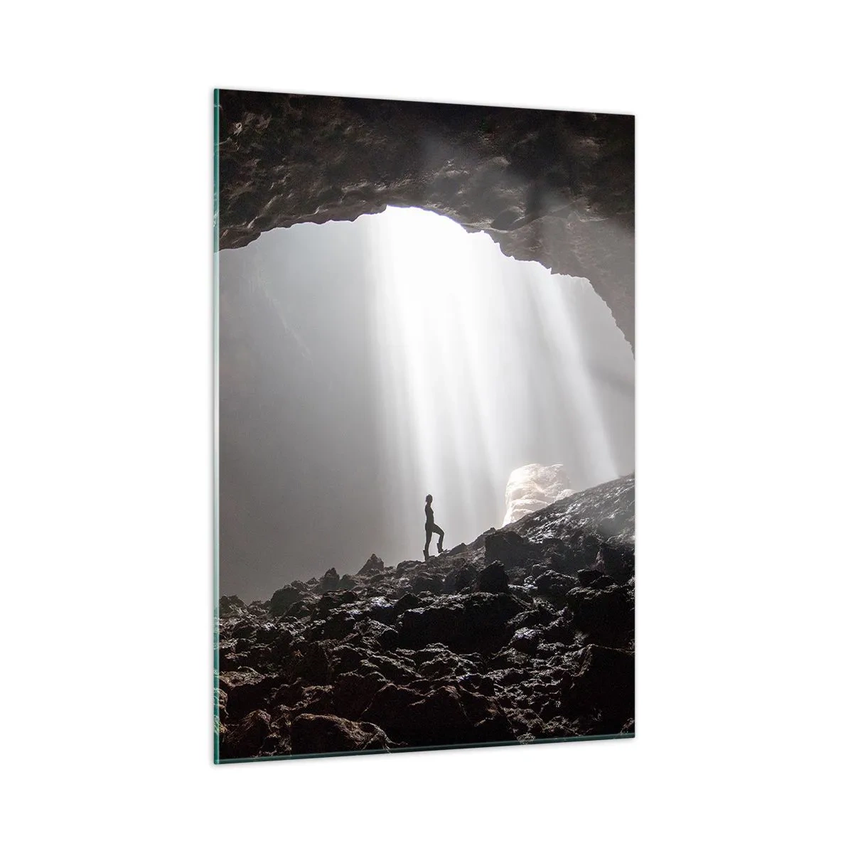 Impression sur verre - Image sur verre - Une figure dans une grotte éclairée par des rayons de lumière, entourée de rochers sombres - 50x70cm - Grotte lumineuse - Décoration murale moderne pour le salon et la chambre ARTTOR