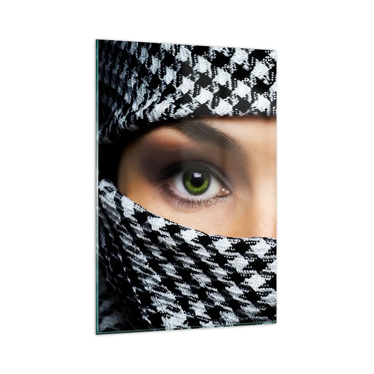 Impression sur verre - Image sur verre - Les yeux verts d'une femme sont cachés derrière un tissu à motifs en noir et blanc. - 80x120cm - Un portrait d'une beauté voilée aux yeux verts - Décoration murale moderne pour le salon et la chambre ARTTOR