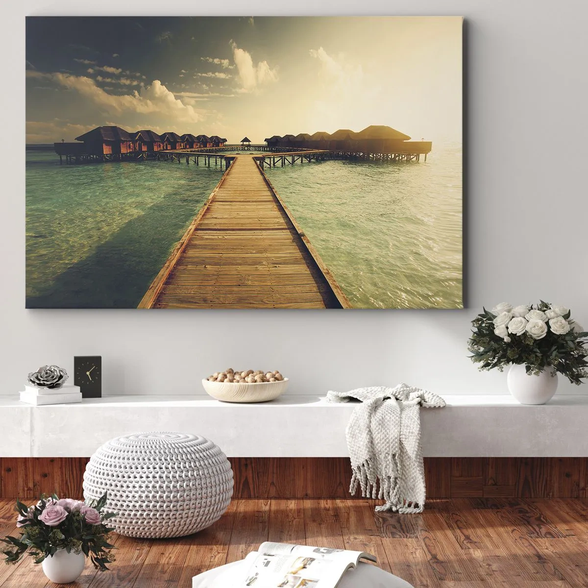 Impression sur toile - Image sur toile - Une jetée en bois menant aux maisons sur l'eau, illuminée par les rayons du soleil. - 120x80cm - Invitation chaleureuse - Décoration murale moderne pour le salon et la chambre ARTTOR
