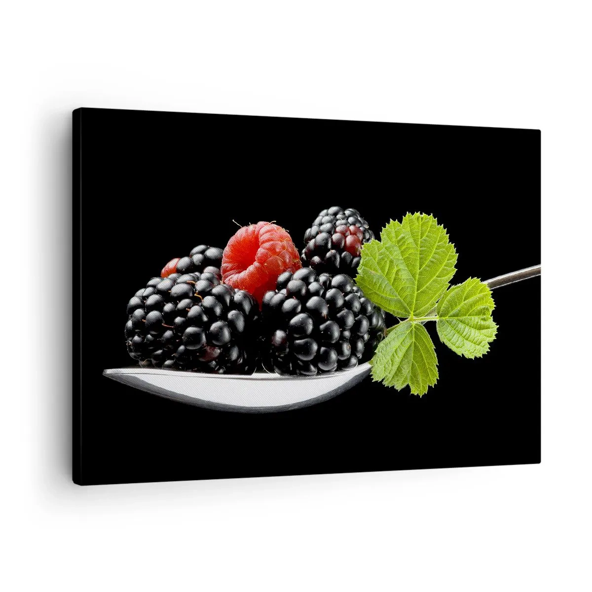 Impression sur toile - Image sur toile - Mûres et framboises sur une cuillère avec une feuille sur fond noir - 70x50cm - Le goût de la fraîcheur - Décoration murale moderne pour le salon et la chambre ARTTOR